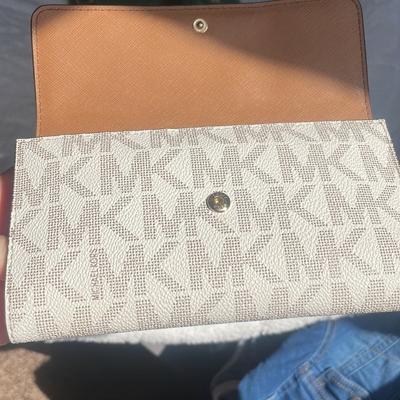 Michael Kors wallet - Picture 9 of 11